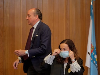 Uno de los abogados de la familia Franco, Luis Felipe Utrera-Molina, pasa tras la juez de Primera Instancia 1 de A Coruña, María Canales Gantes, en la tercera sesión del juicio por la propiedad de Meirás.