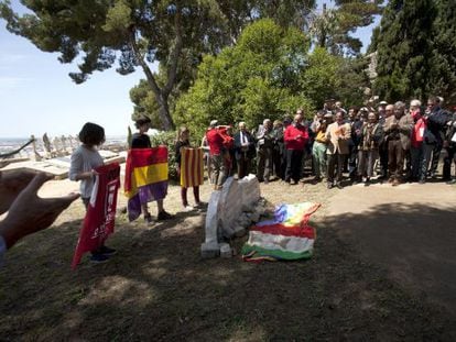 Momento de la inauguraci&oacute;n del monumento a los brigadistas italianos, ayer en el cementerio de Montju&iuml;c en Barcelona. 