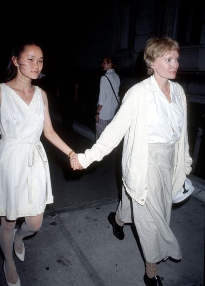 Soon-Yi Previn y Mia Farrow en 1991, pocos meses antes de que el escándalo sobre la relación con Woody Allen saliese a la luz.