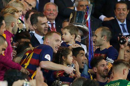 El rey Felipe VI hace entrega de la Copa del Rey al capitán del Barcelona, Iniesta, tras ganal al Sevilla por 2 goles.
