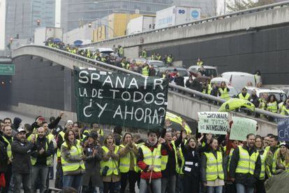 Los trabajadores de Spanair se manifiestan y cortan la Gran Via de Barcelona.