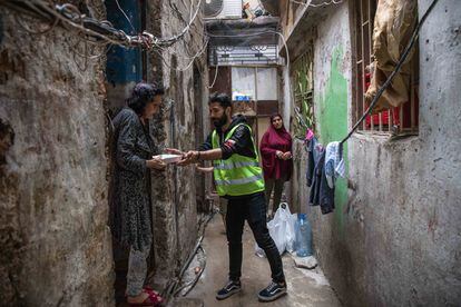 Voluntarios de la ONG libanesa Los Guardianes de la Ciudad distribuían comida caliente a 200 familias desfavorecidas de Trípoli a la hora del iftar, ruptura del ayuno musulmán a finales de abril.