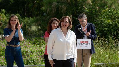 Ada Colau, este jueves, tras anunciar que optará a un tercer mandato, en los jardines del Doctor Pla i Armengol de Barcelona.