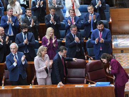 La presidente de la Comunidad de Madrid, Isabel Díaz Ayuso, es aplaudida por la bancada del Partido Popular durante la segunda sesión del Pleno de su investidura