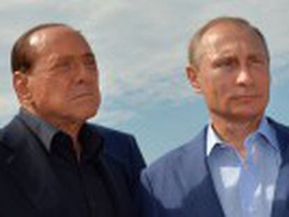 El líder ruso recibe al ex primer ministro italiano en una visita a la península anexionada por Rusia el año pasado