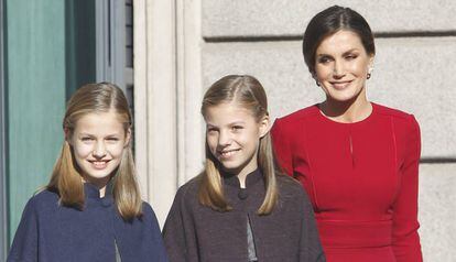 La reina Letizia y sus hijas, en diciembre de 2018.