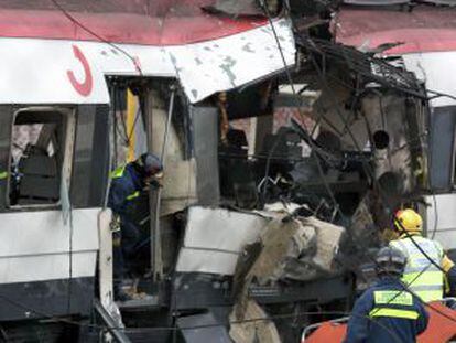 Bomberos y sanitarios del Samur atienden a las víctimas en la estación de Santa Eugenia.