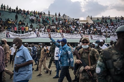 El presidente de República Centroafricana, Faustin-Archange Touaderá, escoltado por mercenarios rusos y 'cascos azules' ruandeses, en diciembre de 2021.