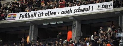 'El fútbol es todo. También gay', dice la pancarta en un estadio alemán.