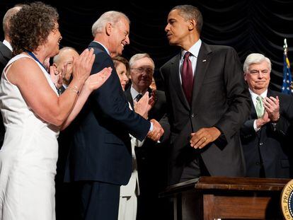 El expresidente Barack Obama estrecha la mano del actual presidente de EE UU Joe Biden, en julio de 2010, después de firmar la Ley Dodd-Frank de reforma de Wall Street y de protección del consumidor.