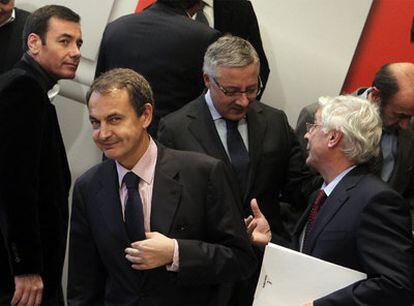 El presidente Zapatero con Tomás Gómez (izquierda), José Blanco (detrás), José María Barreda (a la derecha) y Alfredo Pérez Rubalcaba.