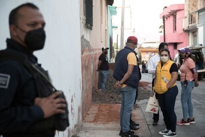 La candidata a la reelección Maribel Juárez recorre las calles del municipio acompañada por su equipo de seguridad. 