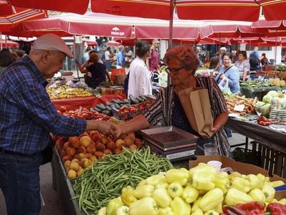 Una mujer compra en un mercado de Zageb (Croacia), el 9 de septiembre.