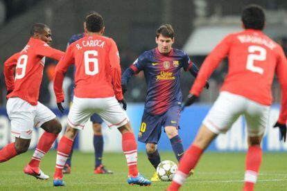 Messi, rodeado de rivales. 