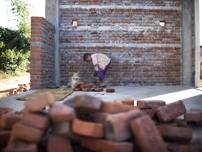 Un ni&ntilde;o trabajando en Nepal. 