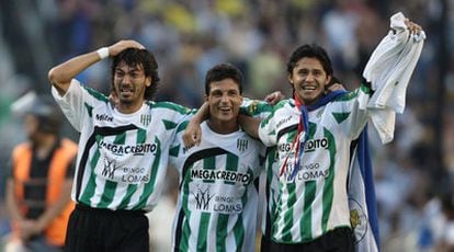 López, Bustamante y Devacca (de izquierda a derecha) festejan el título ganado por el Banfield.