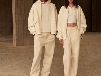 Dos modelos posan con prendas de la colección Equals de Pull & Bear, que rompe con el binarismo de género en la ropa.