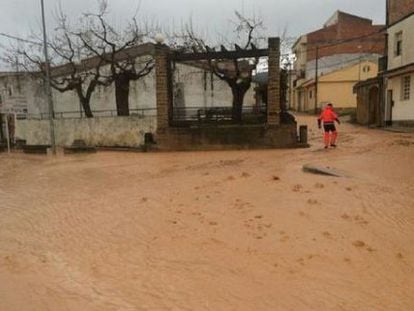 Las calles de Gandesa, anegadas de agua, esta mañana.