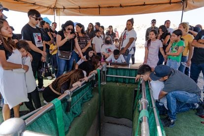 Familiares y amigos ante el sitio en el que más tarde fue colocado el féretro con el cuerpo de Gustavo Pérez, uno de los jóvenes fallecidos.