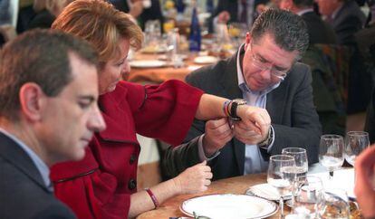 Granados ajusta una pulsera a Esperanza Aguirre, durante un almuerzo.