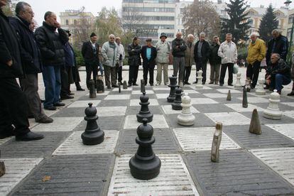 Partida de ajedrez en la plaza de Izetbegovic de la ciudad de Sarajevo.
