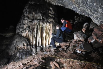 La gran estalagmita se halla en una zona de la cueva llamada la sala de las estrellas.