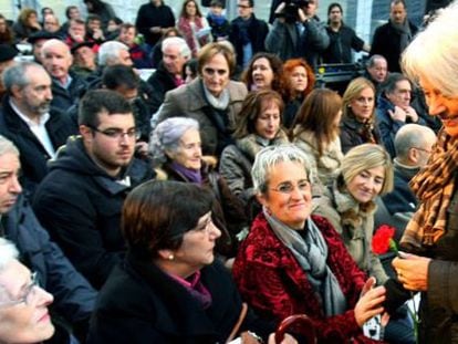 Rosa Rodero, de pie, saluda a Edurne Brouard, segunda a la izquierda, y Asun Zabala.