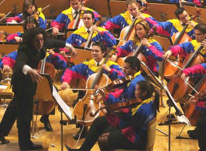Gustavo Dudamel dirige a la Orquesta Sinfónica de la Juventud Venezolana Simón Bolívar en un reciente concierto en España