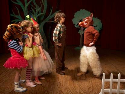Varios niños representan una obra de teatro.