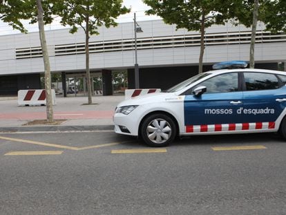 Un coche de los Mossos d'Esquadra, ante la comisaría de Cambrils.