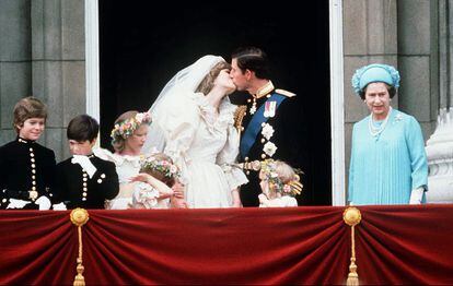 El 29 de julio de 1981 Diana Spencer le daba el "sí, quiero" a Carlos de Inglaterra y se convertía así en la princesa de Gales. En la imagen, la pareja se asoma a los balcones del palacio de Buckingham acompañados de la reina Isabel y los pequeños lord Nicholas Windsor, Edward Van Cutsem, Sarah Jane Gaselee y Catherine Cameron.