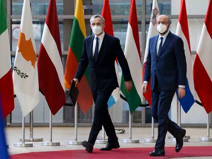 Jens Stoltenberg (izquierda) y Charles Michel, este miércoles a su llegada a la cumbre en Bruselas.