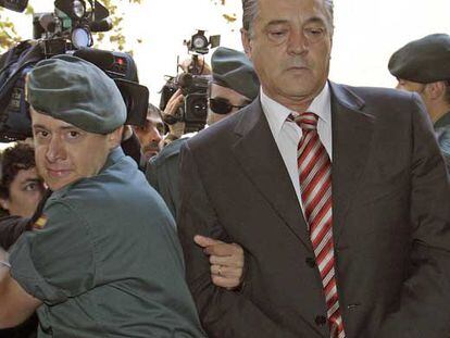 Eugenio Hidalgo, ex alcalde Andratx, es conducido ante el juez en noviembre de 2006.