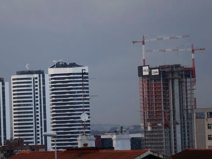 Un bloque de viviendas en construcción en Bilbao, el 11 de enero.