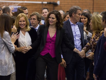De izquierda a derecha, en primer término, Rocío García Alcántara, candidata del PP en Alcobendas; la presidenta de la Comunidad de Madrid, Isabel Díaz-Ayuso, y el líder del PP nacional, Alberto Núñez Feijóo, este lunes en el acto del PP. En segundo término, a la izquierda, el alcalde, José Luis Martínez-Almeida.