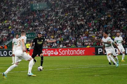 Benzema remata el disparo que supone el 0-2 ante el Elche este miércoles en el Martínez Valero.