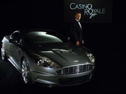 El actor Daniel Craig, como James Bond, posa con un Aston Martin.