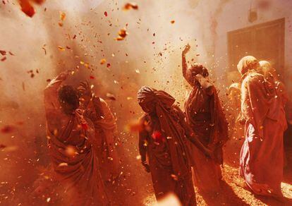 Bailes llenos de color durante la fiesta Holi celebrada en Vrindavan (India), el 6 de marzo de 2015.