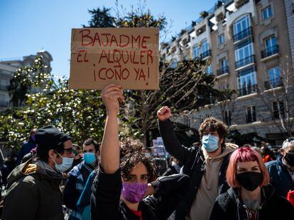 Manifestantes a favor de la subida de las pensiones, en Madrid, el 20 de marzo de 2021.
