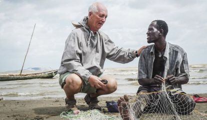 Francisco Andreo, el fundador de la MCSPA, conversa con un pescador en una de sus misiones en Kenia.