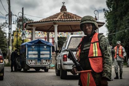 Elementos del Ejército mexicano realizan un operativo de vigilancia en San Cristóbal de las Casas, Estado de Chiapas, el 16 de junio de 2022.