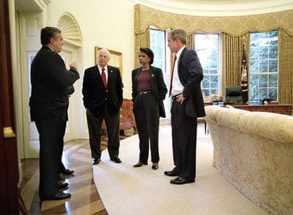 El director de la CIA, Georges Tenet; el vicepresidente Cheney, Condoleezza Rice y Georges W. Bush (de izquierda a derecha), en octubre de 2001.