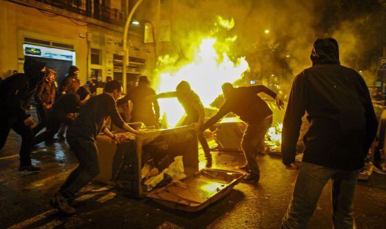 Manifestantes queman contenedores en el barrio de Sants.