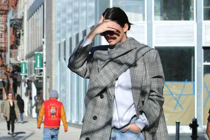 Kendall Jenner, se cubre ante los paparazis el pasado noviembre por las calles de Nueva York.
