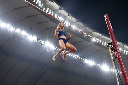 La rusa Anzhelika Sidorova compite en la final del salto con pértiga, el 29 de septiembre.