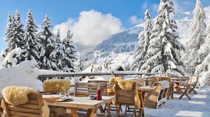 Terraza nevada del restaurante Le Rouge, en Verbier (Suiza).