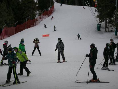 Esquiadores en la estación de la Masella, que abrió las pistas el pasado lunes.