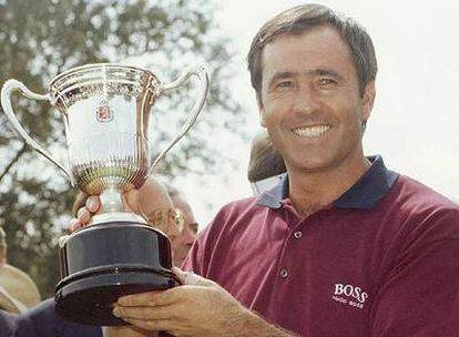 Ballesteros, recogiendo el trofeo de vencedor del Open de Golf de España en el Club de Campo de Madrid en 1995.