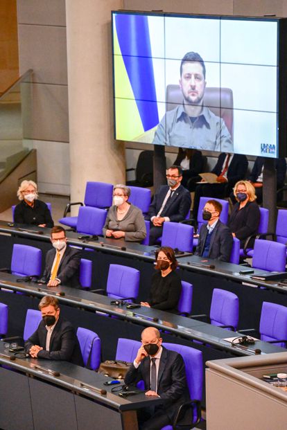Miembros del Gobierno alemán, entre ellos Olaf Scholz, escuchan la intervención en remoto del presidente ucranio, Volodímir Zelenski, el 17 marzo, en el Bundestag (Berlín).