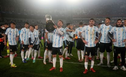 Lionel Messi, emocionado, ofrece la Copa América a la afición de Argentina.